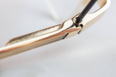 Kırık camları onarmak, tornavida kullanmak, cıvataları sıkmak.