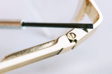 Kırık camları onarmak, tornavida kullanmak, cıvataları sıkmak.