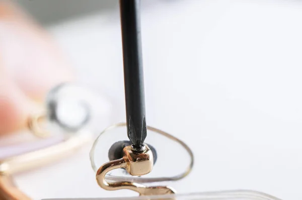 Repararea ochelarilor rupți, lucrul cu o șurubelniță, strângeți șuruburile — Fotografie, imagine de stoc
