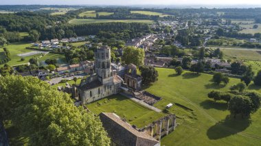 Hava manzaralı Abbey de la Sauve-Majeure, Santiago de Compostela güzergahı, Gironde, Fransa, UNESCO