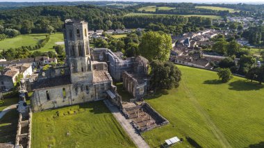 Hava manzaralı Abbey de la Sauve-Majeure, Santiago de Compostela güzergahı, Gironde, Fransa, UNESCO