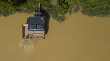 Geleneksel balıkçı ahşap kulübe, Garonne Nehri, Gironde, Fransa