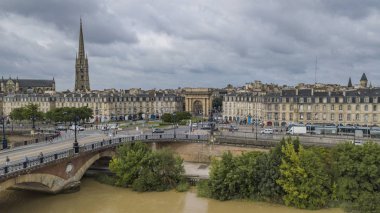 Bordeaux, Pont de pierre, Bordeaux eski taşlı Bridge'de bir güzel yaz günü, Fransa