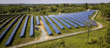 Hava endüstriyel görünümünü fotovoltaik güneş birimleri yenilenebilir enerji üreten çevre çöl Fransa