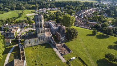 Hava manzaralı Abbey de la Sauve-Majeure, Santiago de Compostela güzergahı, Gironde, Fransa, UNESCO