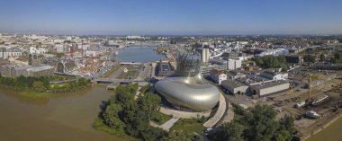 Bordeaux, Fransa 06 Haziran 2018: La Cite du Vin, Bordeaux Şarap Müzesi Garonne Nehri yakınında. Bordeaux, Aquitaine, Fransa