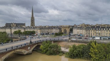 Bordeaux, Pont de pierre, Bordeaux eski taşlı Bridge'de bir güzel yaz günü, Fransa