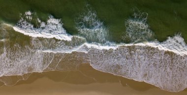 Hava dron üst görünümle okyanus plaj ulaşan shore, Fransa, Aquitaine dalgalar