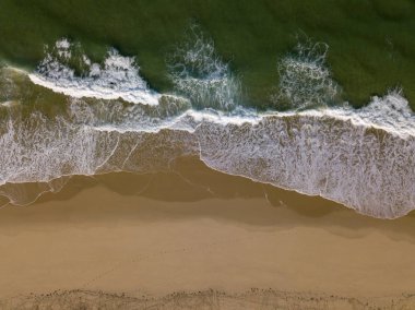 Hava dron üst görünümle okyanus plaj ulaşan shore, Fransa, Aquitaine dalgalar