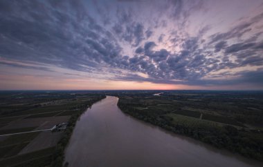 Günbatımı ve bulutlar, Dordogne Nehri, Gironde, Fransa, Avrupa