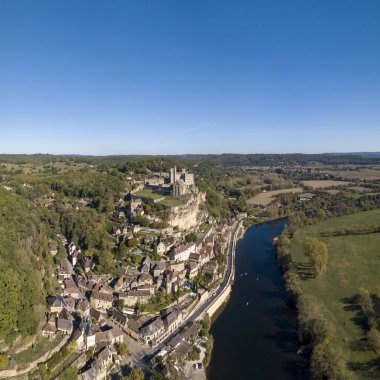 Chateau de Beynac, Beynac et Cazenac, onun rock nehir Dordogne, Fransa üzerinde tünemiş. Beynac Fransa en güzel köylerinden olarak sınıflandırılır.