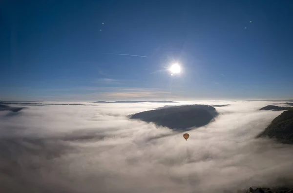 Heißluftballon Fliegt Über Nebel Der Nähe Von Schloss Beynac Dordogne — Stockfoto