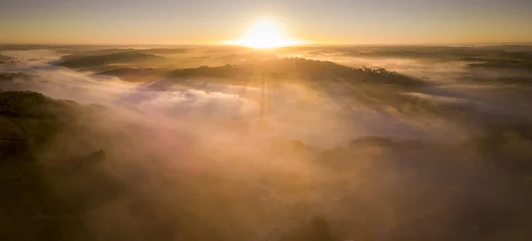 空撮とボルドーのブドウ畑 風景ヴィンヤード 日の出南フランス西部での霧 — ストック写真