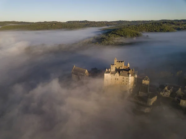 Chateau Beynac Perigord Noir Dordogne Aquitaine Fransa sabahın erken saatlerinde siste