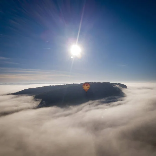 Heißluftballon Fliegt Über Nebel Der Nähe Von Schloss Beynac Dordogne — Stockfoto