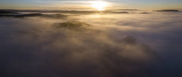 シャトー ノワール ドルドーニュのペリゴールのアキテーヌ地域圏フランス早朝霧に Beynac — ストック写真