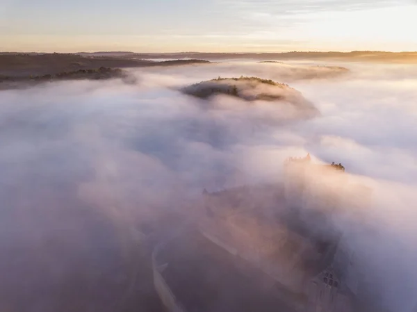 シャトー ノワール ドルドーニュのペリゴールのアキテーヌ地域圏フランス早朝霧に Beynac — ストック写真