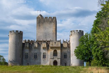 Güneşli bir yaz gününde, Chateau de Roquetaillade kalesinin havadan görünüşü, Mazeres, Fransa