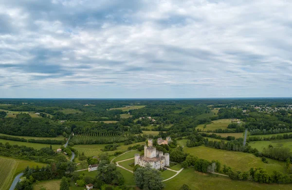 Letecký pohled na starobylý opevněný hrad Chateau de Roquetaillade ve slunečném letním dni, Mazeres, Francie — Stock fotografie