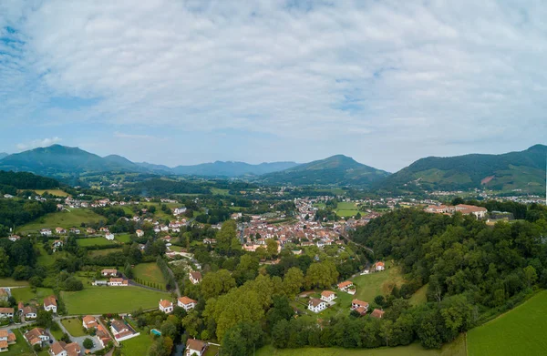 Paisagem típica de Pays Basque, Saint Jean Pied de Port, no sul da França — Fotografia de Stock