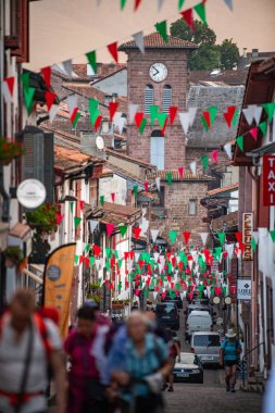 Pays Basque 'ın tipik manzarası, Fransa' nın güneyinde Saint Jean Pied de Port