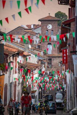 Pays Basque 'ın tipik manzarası, Fransa' nın güneyinde Saint Jean Pied de Port
