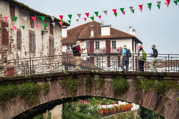 Sırt çantalı gezginler Camino de Santiago 'da, Saint Jean Pied de Port Pays Basque, Fransa' da