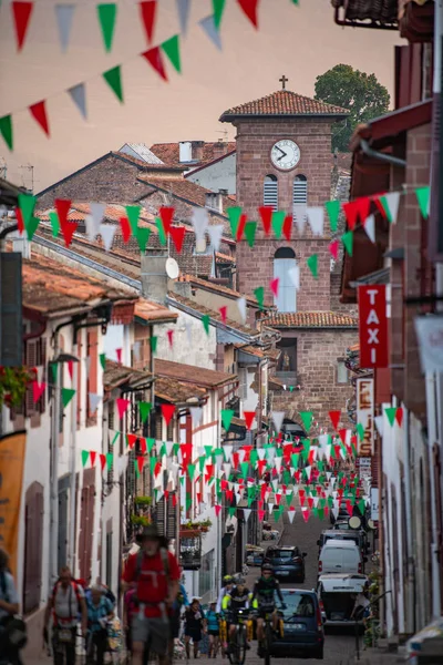 Pays Basque 'ın tipik manzarası, Fransa' nın güneyinde Saint Jean Pied de Port