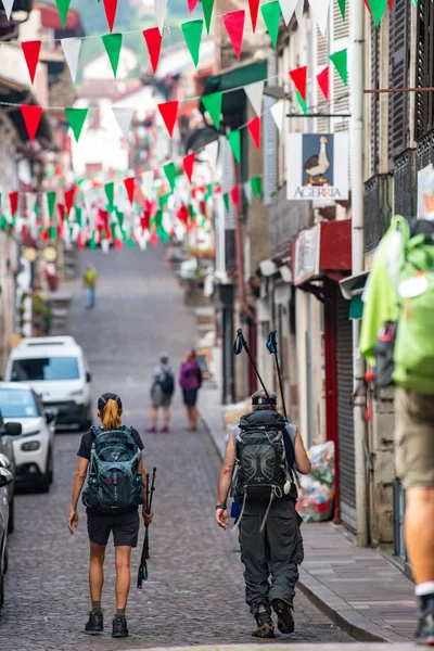 Sırt çantalı gezginler Camino de Santiago 'da, Saint Jean Pied de Port Pays Basque, Fransa' da