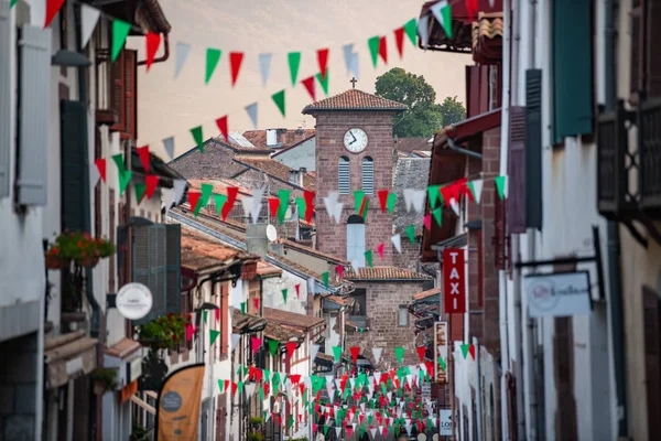 Типичный пейзаж Pays Basque, Saint Jean Pied de Port на юге Франции — стоковое фото