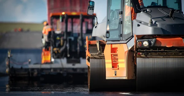 Yolda asfalt sıkıştıran bir patenci