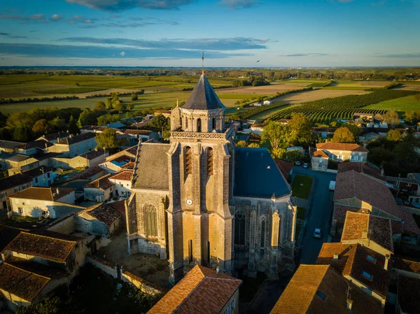 Lonzac, vingård i Cognac, Church Sainte Marie de Lonzac — Stockfoto