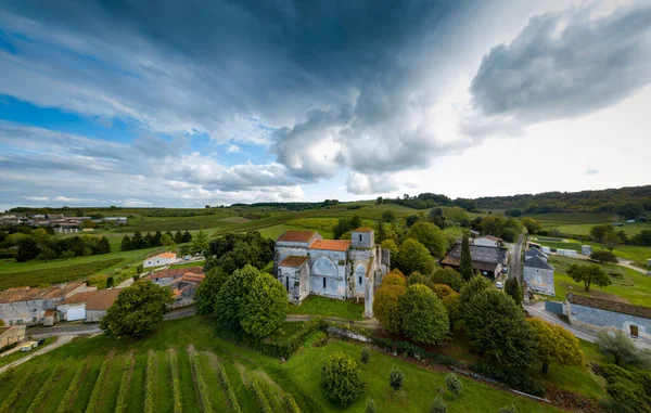 Bouteville, vignoble de Cognac, village et église Saint Paul — Photo