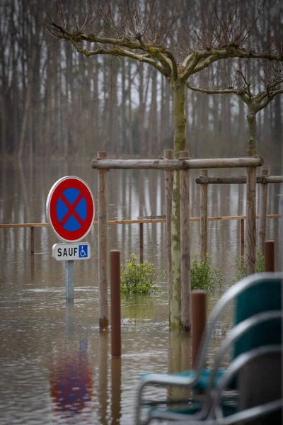 LANGOIRAN, FLOODING OF THE LANGOIRAN QUAYS, RISE OF WATERS FROM THE GARONNE RIVER, MARCH 2020, OVERFLOW OF PITS — Foto de Stock