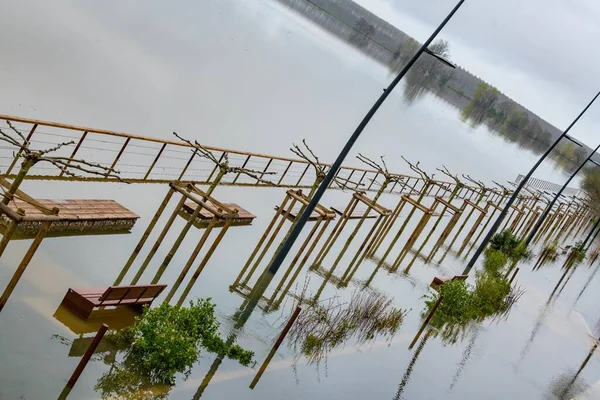 LANGOIRAN, FLOODING OF THE LANGOIRAN QUAYS, RISE OF WATERS FROM THE GARONNE RIVER, MARCH 2020, OVERFLOW OF PITS — Foto de Stock