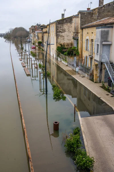 LANGOIRAN, FLOODING OF THE LANGOIRAN QUAYS, RISE OF WATERS FROM THE GARONNE RIVER, MARCH 2020, OVERFLOW OF PITS — Stock Photo, Image