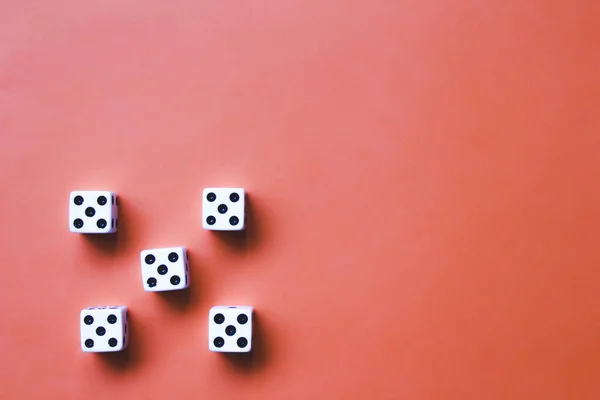 Turuncu arka planda beş beyaz zar. Konsept: zar poker, kumar. Kombinasyon: Beşli Poker