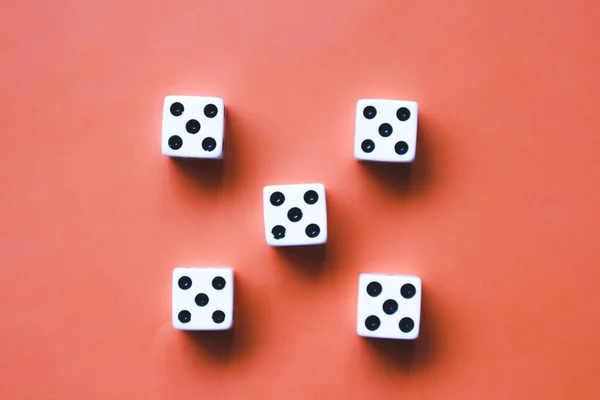 Turuncu arka planda beş beyaz zar. Konsept: zar poker, kumar. Kombinasyon: Beşli Poker