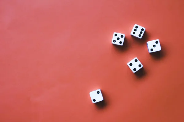 Turuncu arka planda beş beyaz zar. Konsept: zar poker, kumar. Kombinasyon: büyük cadde
