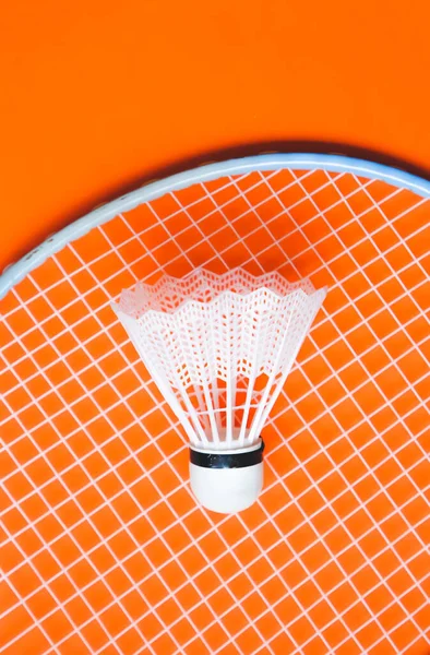 Witte Badminton Shuttlecock Racket Een Oranje Achtergrond Concept Minimalisme Zomer — Stockfoto