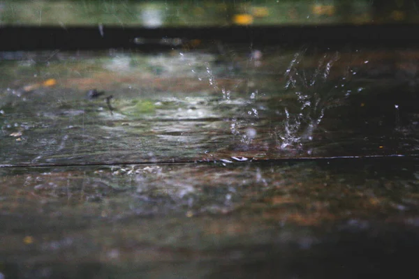 Mokra Drewniana Powierzchnia Opryskana Kroplami Deszczu Spadającymi Góry — Zdjęcie stockowe
