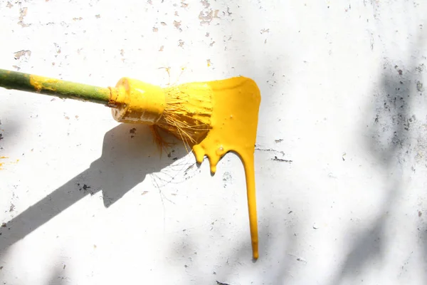 Pinsel Gelber Farbe Auf Weißem Hintergrund Weiße Rissige Alte Farbe — Stockfoto
