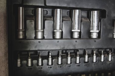 Bir çantadaki araçlar - tornavida ve tornavida için kıvrımlı başlıklar