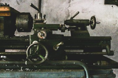 Garajda metalle çalışmak için kullanılan klasik ama çalışan bir makine.