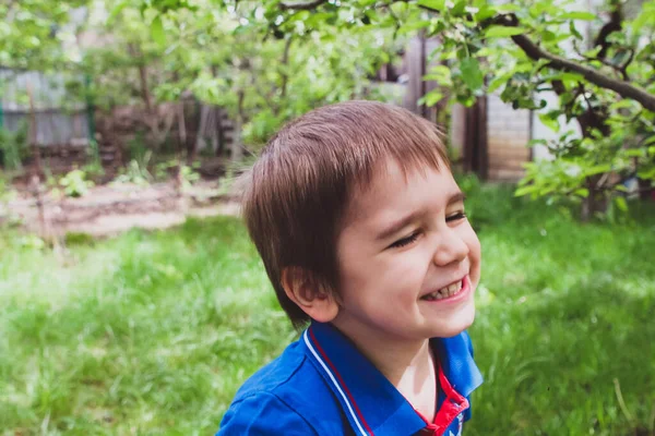 Portrait Petit Garçon Polo Bleu Dans Jardin Milieu Des Arbres — Photo