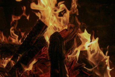 Ateşin parlak alevi ve sokağın şöminesinde yanan odun.