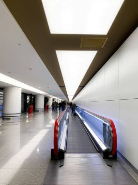 Moskova, Rusya, Şubat 2020: Sheremetyevo Havaalanı Uluslararası terminal, koridorlar ve yolcular