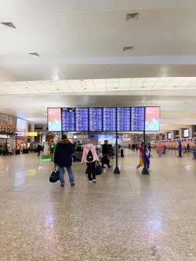 Moskova, Rusya, Şubat 2020: Sheremetyevo Havaalanı Uluslararası terminal, koridorlar ve yolcular
