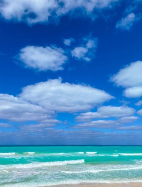 Küba kıyısındaki Atlantik Okyanusunun inanılmaz güzelliği