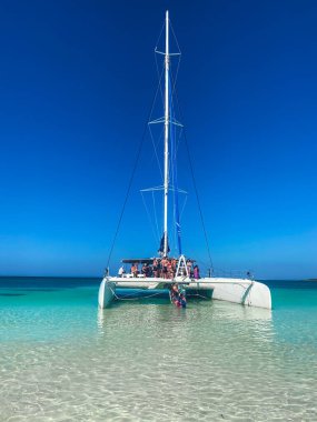 Cayo Santa Maria, Küba, Şubat 2020: Okyanusta Katamaran Yolculuğu